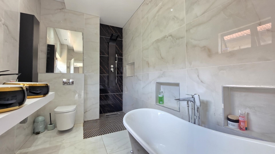 6 Bedroom Property for Sale in The Islands Estates North West